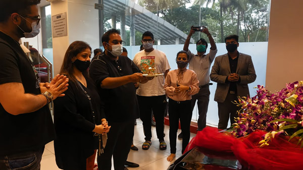 இப்படி ஒரு காரை வாங்கியிருக்கிறாரா பாடகர் ஷங்கர் மஹாதேவன்! விலையை விட காருல இருக்கும் அம்சங்கள் வேற லெவல்!