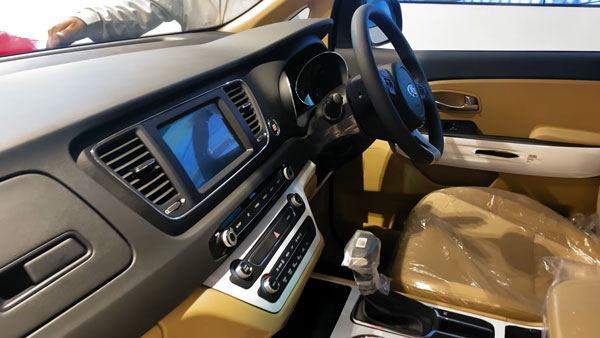 இப்படி ஒரு காரை வாங்கியிருக்கிறாரா பாடகர் ஷங்கர் மஹாதேவன்! விலையை விட காருல இருக்கும் அம்சங்கள் வேற லெவல்!