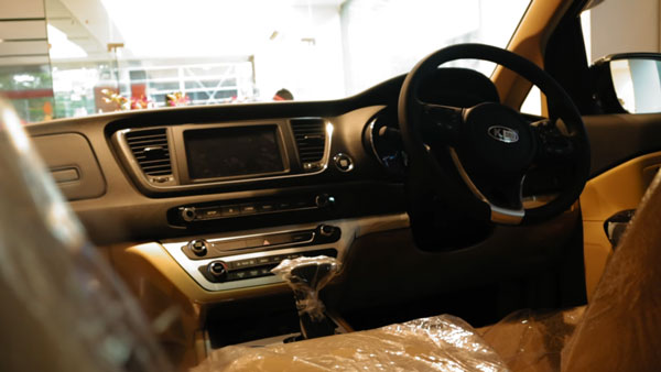 இப்படி ஒரு காரை வாங்கியிருக்கிறாரா பாடகர் ஷங்கர் மஹாதேவன்! விலையை விட காருல இருக்கும் அம்சங்கள் வேற லெவல்!