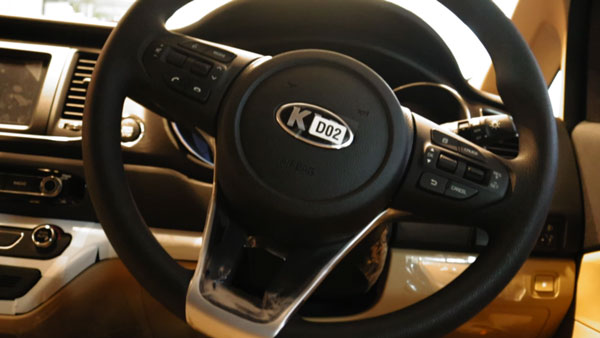 இப்படி ஒரு காரை வாங்கியிருக்கிறாரா பாடகர் ஷங்கர் மஹாதேவன்! விலையை விட காருல இருக்கும் அம்சங்கள் வேற லெவல்!