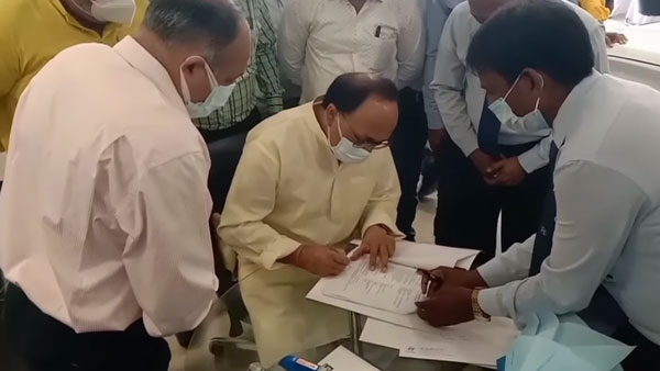 கொஞ்சம் நாள் முன்னாடிதான் விற்பனைக்கு வந்துச்சு... Hyundai Alcazar காரை வாங்கிய பிரபல பாஜக அமைச்சர்!