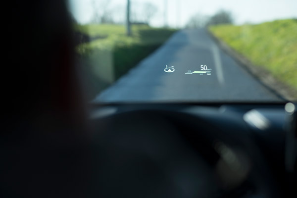 இந்த வசதியில் நல்லது, கெட்டது என ரெண்டுமே இருக்கு... ஹெட்ஸ் அப் டிஸ்ப்ளே அப்படினா என்னனு தெரியுமா?