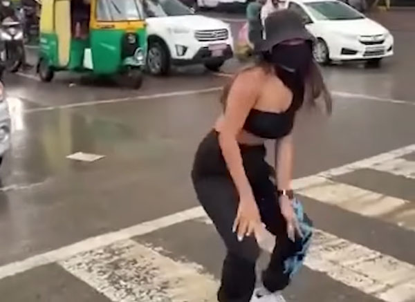 அரையும் குறையுமாக சாலையில் டான்ஸ் ஆடிய இன்ஸ்டாகிராம் பிரபலம்!! லைக்ஸிற்காக இப்படியா!