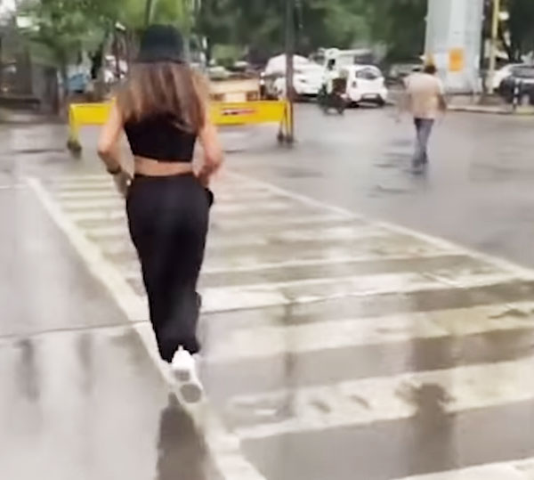 அரையும் குறையுமாக சாலையில் டான்ஸ் ஆடிய இன்ஸ்டாகிராம் பிரபலம்!! லைக்ஸிற்காக இப்படியா!