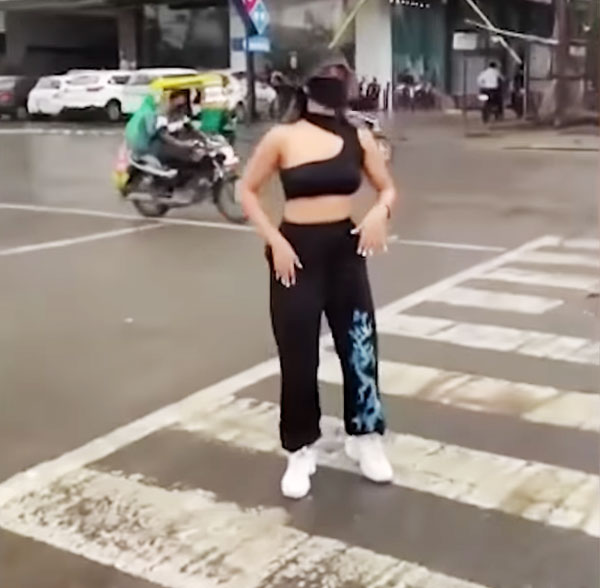 அரையும் குறையுமாக சாலையில் டான்ஸ் ஆடிய இன்ஸ்டாகிராம் பிரபலம்!! லைக்ஸிற்காக இப்படியா!