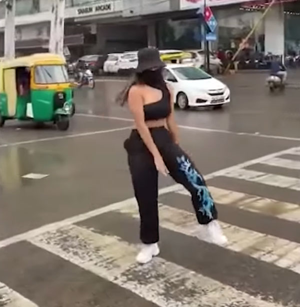 அரையும் குறையுமாக சாலையில் டான்ஸ் ஆடிய இன்ஸ்டாகிராம் பிரபலம்!! லைக்ஸிற்காக இப்படியா!