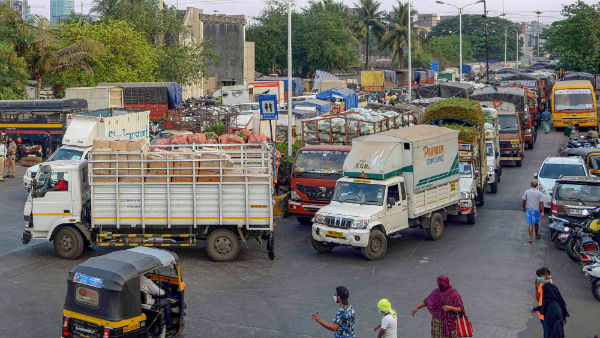 காரில் ஹெல்மெட் அணியாததற்கு அபராதமா!! உத்திர பிரதேசத்தில் நடந்துள்ள செம்ம கூத்து!
