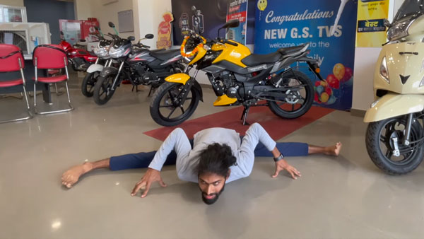 TVS Raider டெலிவரி பணிகள் தொடங்கியது... பைக்கை பார்த்த குஷியில் வாகனத்தின்மீது யோகா செய்த ஆசிரியர்!