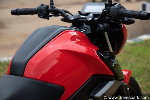 இது 125 சிசி பைக்னு சொன்னா யாருமே நம்ப மாட்டாங்க... TVS Raider வேற லெவல்... விலை தெரிஞ்சா வாங்க ஆசைப்படுவீங்க!