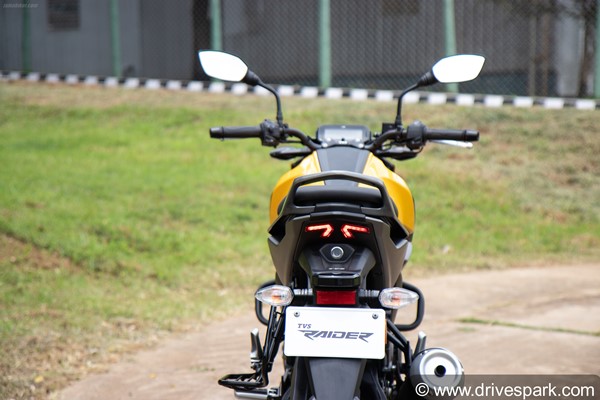 இது 125 சிசி பைக்னு சொன்னா யாருமே நம்ப மாட்டாங்க... TVS Raider வேற லெவல்... விலை தெரிஞ்சா வாங்க ஆசைப்படுவீங்க!