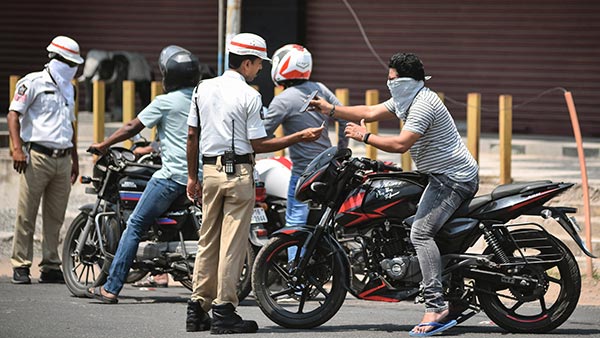 இதையெல்லாம் பொது சாலையில் செய்யக்கூடாதுனு எத்தன தடவ சொல்வது!! வீடியோவால் போலீஸாரிடம் சிக்கிய இளம் காதல் ஜோடி