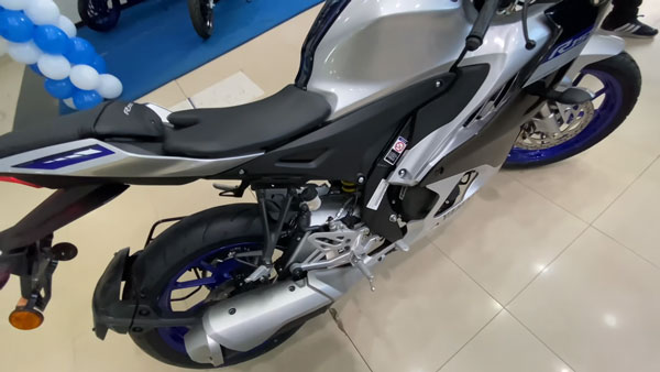 யமஹா ஆர்15 வி4 பைக்குகளின் டெலிவிரி துவங்கியது!! உலகிலேயே முதல் ஆளாக டெலிவிரி எடுத்தவர் இவர்தான்!