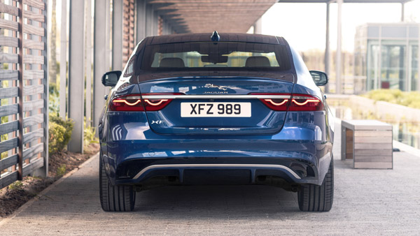 பெட்ரோல், டீசல் இரு எஞ்ஜின் தேர்விலும் விற்பனைக்குக் கிடைக்கும்... மிக மிக அதிக விலையில் Jaguar XF அறிமுகம்!