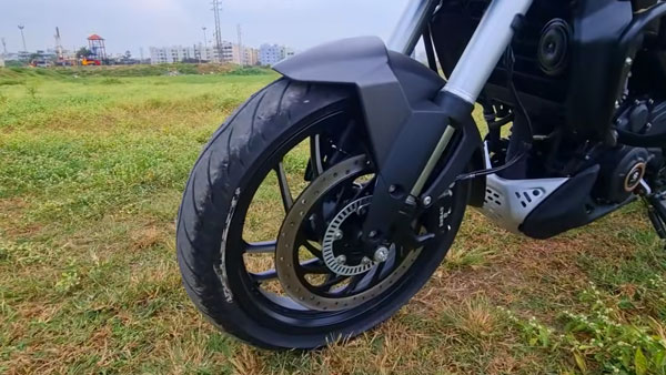 பஜாஜ் டோமினார் 400 பைக்கில் புதியதாக இத்தனை அப்டேட்களா!! அறிமுகத்திற்கு முன்னதாக வீடியோ வெளியீடு!