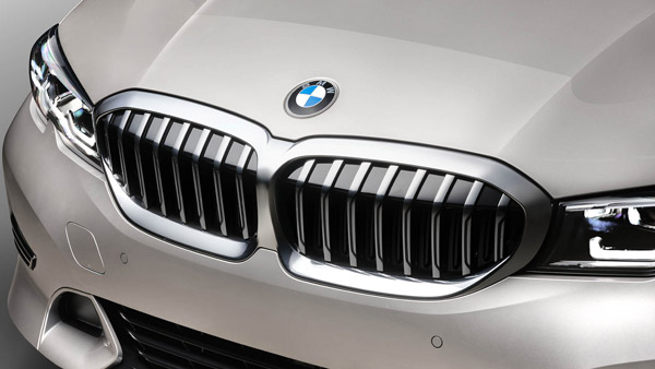 ஆயுள் அதிகரிப்பதற்காக விரதம் இருந்த மனைவி... பதிலுக்கு விலை உயர்ந்த காரை பரிசளித்த நடிகர்... எவ்ளோனு தெரியுமா?