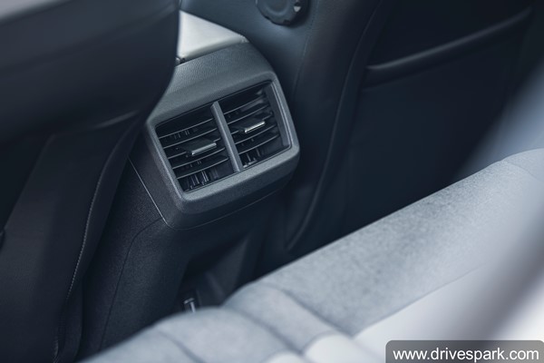 உங்களுக்கு ரொம்ப பிடிச்ச காராக Swift இருக்கலாம்! ஆனா இந்தியர்களின் பிரியமான அம்சங்கள் சில இதில் இல்லை! என்ன அவை?