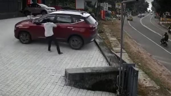 தடுத்தும் நிற்காமல் சென்ற ஆளில்லா கார்... கண் மூடி திறக்கும் நேரத்தில் அரங்கேறிய கொடுமை! வீடியோ!