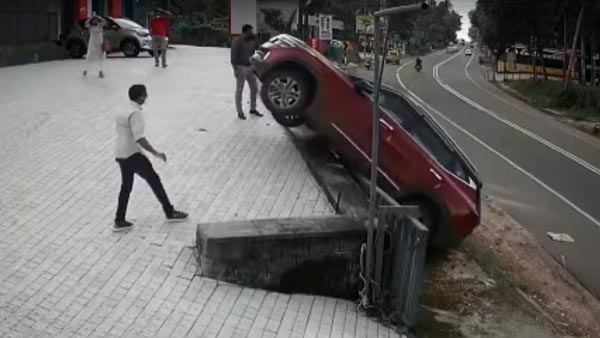 தடுத்தும் நிற்காமல் சென்ற ஆளில்லா கார்... கண் மூடி திறக்கும் நேரத்தில் அரங்கேறிய கொடுமை! வீடியோ!