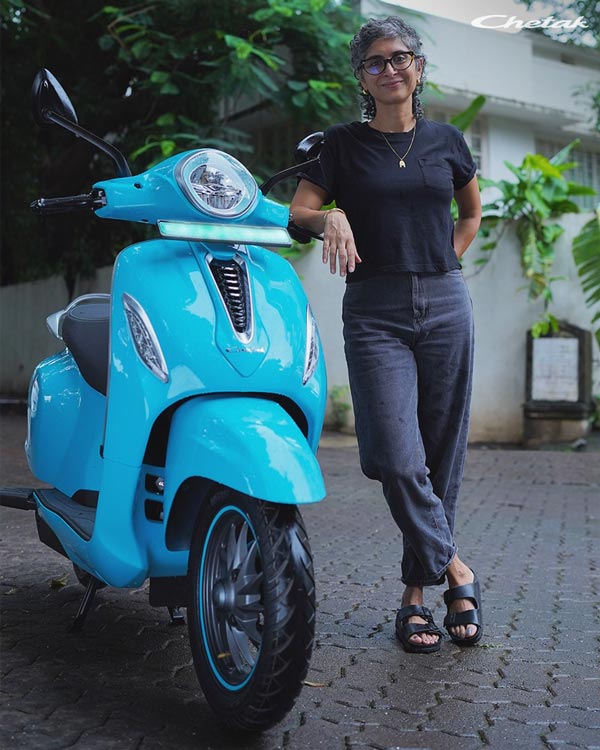 சாமானியர்களை மட்டுமல்ல புள்ளிகளையும் கவரும் இ-வாகனங்கள்! பஜாஜ் சேத்தக் இ-ஸ்கூட்டரை வாங்கிய பிரபலம்! யார் அவர் தெரியுமா?