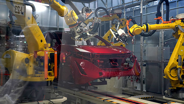 மனிதர்கள் குறைவு, ரோபோட்கள் தான் அதிகம்!! ஜப்பானில் உள்ள நிஸானின் தொழிற்சாலை!