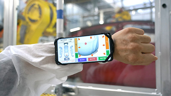 மனிதர்கள் குறைவு, ரோபோட்கள் தான் அதிகம்!! ஜப்பானில் உள்ள நிஸானின் தொழிற்சாலை!