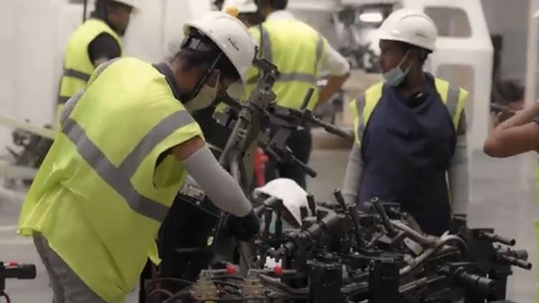 ஓலா மின்சார ஸ்கூட்டரை உற்பத்தி செய்யும் வீடியோ... ரொம்ப தீவிரமா செஞ்சிட்டு இருக்காங்க... அடுத்து டெலிவரிதான்!