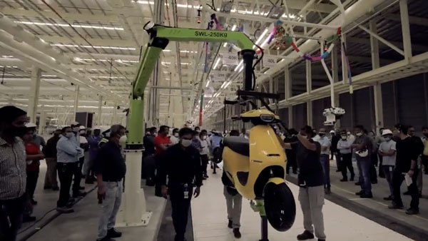 ஓலா மின்சார ஸ்கூட்டரை உற்பத்தி செய்யும் வீடியோ... ரொம்ப தீவிரமா செஞ்சிட்டு இருக்காங்க... அடுத்து டெலிவரிதான்!