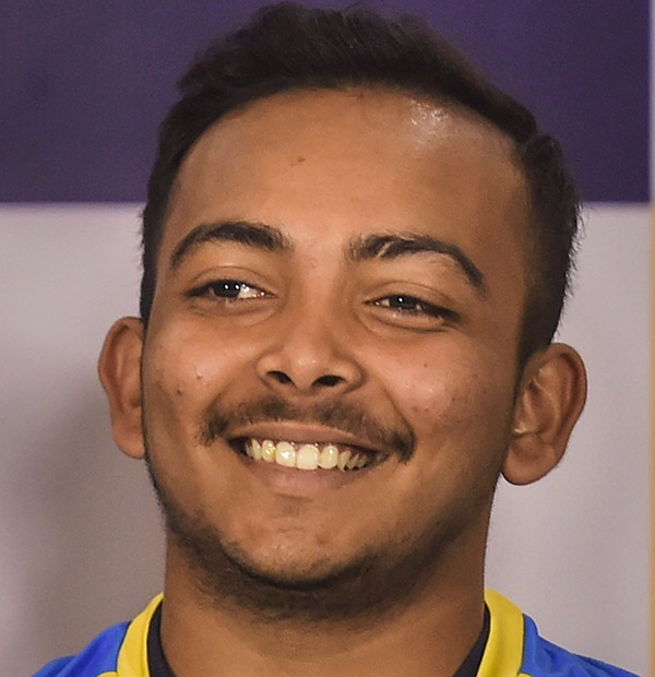 IPL முடிச்சிட்டு இந்தியா வந்த கையோடு புதிய BMW காருடன் பிரித்வி ஷா!! ஷோரூம் விலையே ரூ.70 லட்சத்தை தாண்டுது