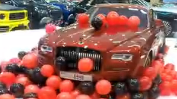 மனைவியின் பிறந்த நாளுக்கு ரோல்ஸ் ராய்ஸ் காரை பரிசளித்த கணவர்... விலை எவ்ளோனு தெரிஞ்சா ஆடிப்போயிருவீங்க!