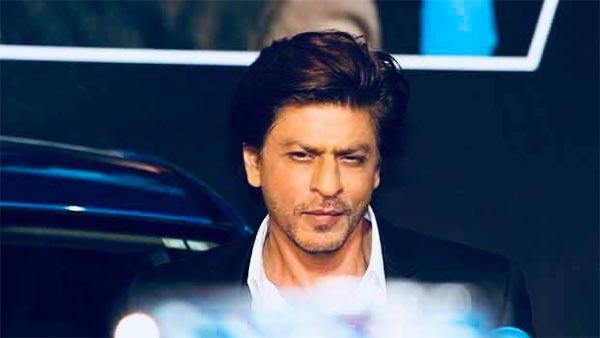 சிறையில் அடைக்கப்பட்டுள்ள மகனை சந்திக்க சாதாரண காரில் வந்த ஷாருக்கான்... காரணம் என்னனு தெரியுமா?