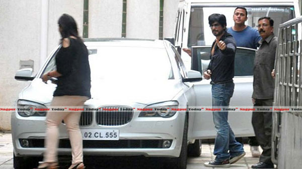 சிறையில் அடைக்கப்பட்டுள்ள மகனை சந்திக்க சாதாரண காரில் வந்த ஷாருக்கான்... காரணம் என்னனு தெரியுமா?