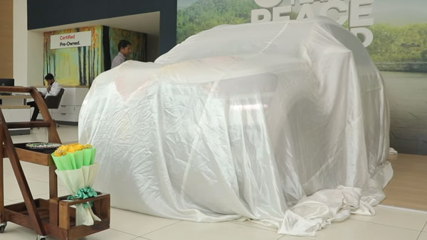 அப்பாவுக்கு ஆச்சரிய பரிசு வழங்கிய இளைஞர்... கார் ஷோரூமையே சென்டிமென்டில் மூழ்க வைத்த அந்த தருணம்!