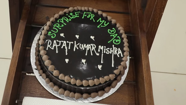 அப்பாவுக்கு ஆச்சரிய பரிசு வழங்கிய இளைஞர்... கார் ஷோரூமையே சென்டிமென்டில் மூழ்க வைத்த அந்த தருணம்!