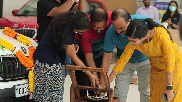 அப்பாவுக்கு ஆச்சரிய பரிசு வழங்கிய இளைஞர்... கார் ஷோரூமையே சென்டிமென்டில் மூழ்க வைத்த அந்த தருணம்!