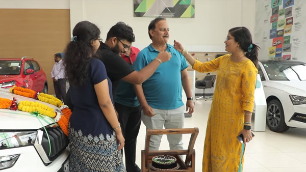 அப்பாவுக்கு ஆச்சரிய பரிசு வழங்கிய இளைஞர்... கார் ஷோரூமையே சென்டிமென்டில் மூழ்க வைத்த அந்த தருணம்!