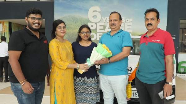 அப்பாவுக்கு ஆச்சரிய பரிசு வழங்கிய இளைஞர்... கார் ஷோரூமையே சென்டிமென்டில் மூழ்க வைத்த அந்த தருணம்!