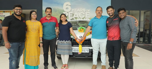 அப்பாவுக்கு ஆச்சரிய பரிசு வழங்கிய இளைஞர்... கார் ஷோரூமையே சென்டிமென்டில் மூழ்க வைத்த அந்த தருணம்!