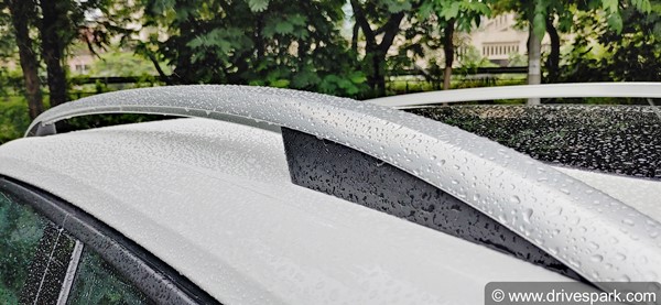 இவ்ளோ நாளா வெறும் ஸ்டைல்னு தப்பா நெனச்சுட்டோமே... காரின் மேற்கூரையில் இந்த கம்பி எதுக்காக இருக்கு தெரியுமா? இவ்ளோ நாளா வெறும் ஸ்டைல்னு தப்பா நெனச்சுட்டோமே... காரின் மேற்கூரையில் இந்த கம்பி எதுக்காக இருக்கு தெரியுமா?