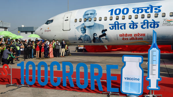 கொரோனா தடுப்பூசி செலுத்துவதில் 100 கோடியை எட்டிய ஒன்றிய அரசு- போயிங் விமானங்களில் ஸ்பெஷல் கிராஃபிக்ஸ் அறிமுகம்