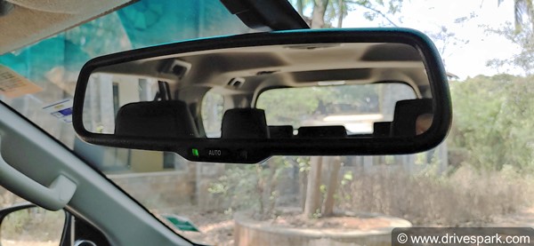 நம்ப முடியல! ரியர் வியூ மிரரை உண்மையில் எதற்காக கண்டுபிடிச்சாங்க தெரியுமா? இந்த விஷயத்த யாரும் சொல்ல மாட்டாங்க