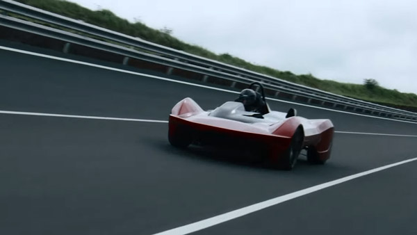 வெளிநாட்டு தயாரிப்புனு தப்பா நினைச்சுடாதீங்க... இந்தியாவில் தயாரானது! ஒரு நபர் பயணிக்கும் ஹைப்பர் இ-கார்!