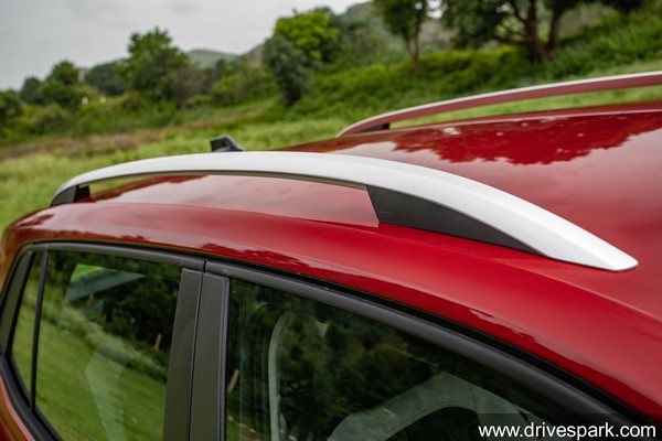 இவ்ளோ நாளா வெறும் ஸ்டைல்னு தப்பா நெனச்சுட்டோமே... காரின் மேற்கூரையில் இந்த கம்பி எதுக்காக இருக்கு தெரியுமா? இவ்ளோ நாளா வெறும் ஸ்டைல்னு தப்பா நெனச்சுட்டோமே... காரின் மேற்கூரையில் இந்த கம்பி எதுக்காக இருக்கு தெரியுமா?