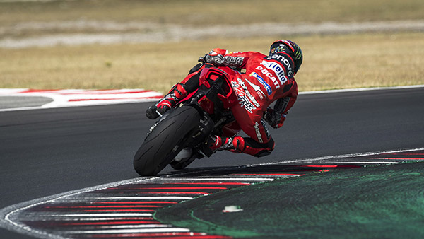 மேம்படுத்தப்பட்ட அம்சங்களுடன் இன்னும் சூப்பரான டுகாட்டி பனிகாலே வி4 சூப்பர் பைக்!