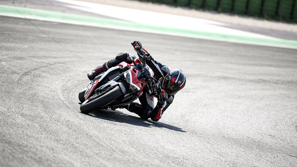 2022 டுகாட்டி ஸ்ட்ரீட்ஃபைட்டர் வி2 உலகளவில் வெளியீடு!! பைக்கை பற்றி தெரிஞ்சிக்க வேண்டிய முக்கிய விஷயங்கள்