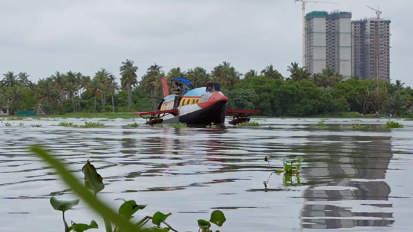 மாருதி காரின் எஞ்ஜின், விமானத்தின் தோற்றம்... தந்தை-மகன் கை வண்ணத்தில் உருவாகிய அசத்தலான படகு! மிரள வைக்கும் படைப்பு!
