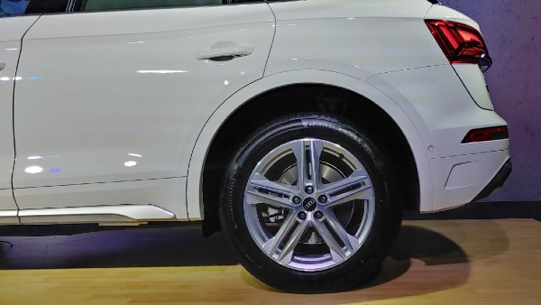 புதுசா நிறைய அம்சங்கள் கொடுத்திருக்காங்க! புதுப்பிக்கப்பட்ட Audi Q5 கார் விற்பனைக்கு அறிமுகம்!