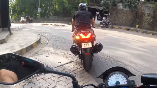 பைக்கை வாங்கி குவிச்சு வச்சிருக்காரு! இவருதாங்க உண்மையான மோட்டார்சைக்கிள் லவ்வர்! வீடியோவ பாத்தீங்க மிரண்டுருவீங்க!