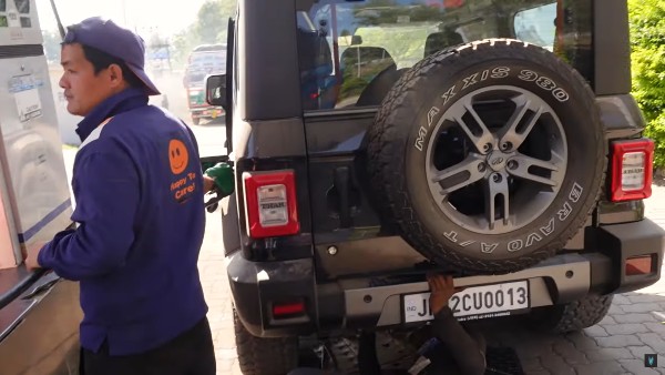 மஹிந்திரா தார் பெட்ரோல் வாகனத்தில் தவறுதலாக நிரப்பப்பட்ட டீசல்!! அடுத்த என்ன நடந்தது என்று நீங்களே பாருங்கள்!