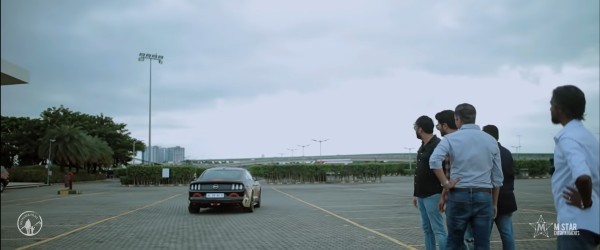 ஃபோர்டு மஸ்டங்கில் ஸ்டண்ட் செய்து ரசிகர்களை தெறிக்கவிட்ட பிரபல நடிகர்!! இந்த தடவை ரொம்ப உஷாராக இருந்துள்ளார்! 