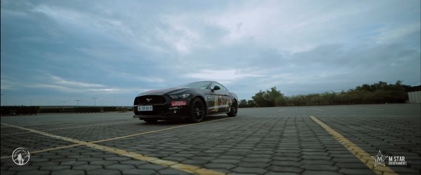 ஃபோர்டு மஸ்டங்கில் ஸ்டண்ட் செய்து ரசிகர்களை தெறிக்கவிட்ட பிரபல நடிகர்!! இந்த தடவை ரொம்ப உஷாராக இருந்துள்ளார்!